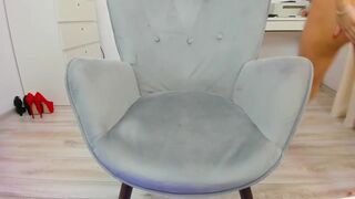 dariaa_doll lustful babe pulls on the couch