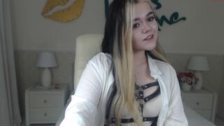 erika__fox pulls pussy to orgasm