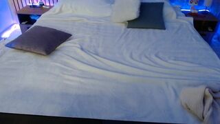 cammy_cat fucks herself in pink dildo