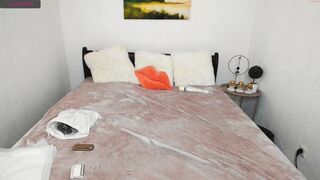 stellaaa_ fucks herself in pussy