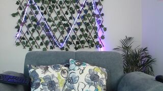 analiia_cox slutty bitch masturbates cunt