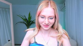 moni_shows cumming heavily