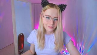 moni_shows cute queen sucking penis