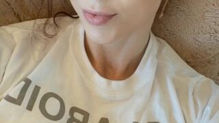 London Lix OF dancing naked and pulling pussy