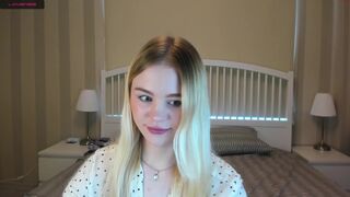 _lil_angel stunning babe banging her vagina deeply