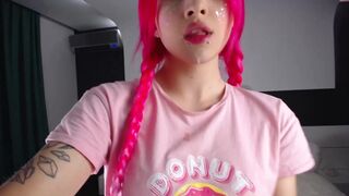 wild_lov hot brunette girl pulls her pussy