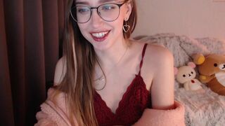 uwuxo crazy queen gently pulls the vagina