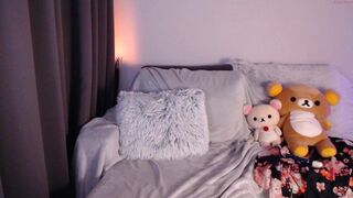 uwuxo gorgeous mare fucks pussy with phallus