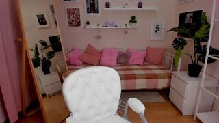 luna_burns mature slut pulls pussy while lying in a chair