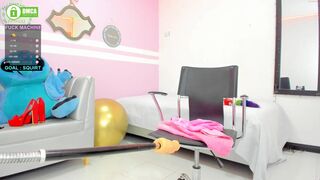 lia_sanders cute girl masturbates cunt at the wheel