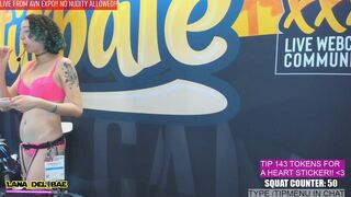 lana_del_bae put two fingers into her anus