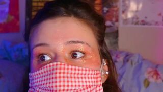 internet_famous cute milf fucks shaved cunt