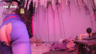 mollyflwers pretty hottie fucks herself