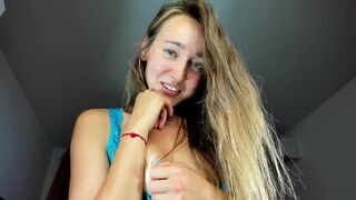 olaya_del_mar gorgeous female licks dildo