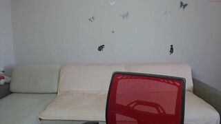 _love_daddys nude chick posing on the couch