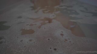 evaelfie busty wench cums after handjob