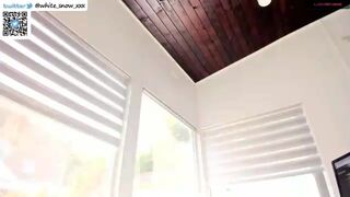 white_snow_ seductive pussy shoves balls in the anus