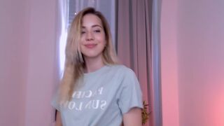 emmi_rosee sexy lady jerks off pussy with vibrator