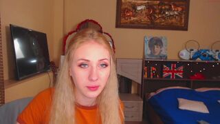 blone_babygirl spicy chick gently pulls pussy