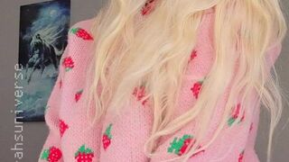 sarahsuniverse seductive chick fucks sex toy