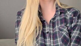 sarahsuniverse pounding her pussy with a big dildo