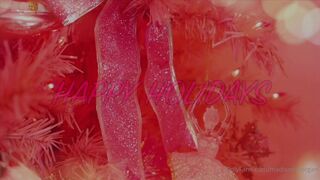 madisonmorgan dark haired babe masturbates pussy with vibrator