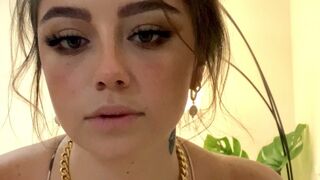 juicyjade9 charming bitch spreads her legs