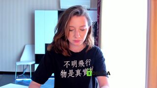 chili_baby22 dark skinned lady gently jerks her pussy