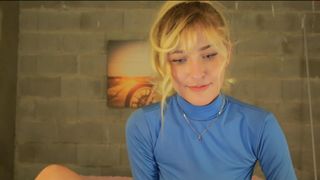 kirsten_xxx sultry woman fiercely jerks her pussy