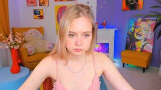 marta_prise Fingering with kitty born in 2000
