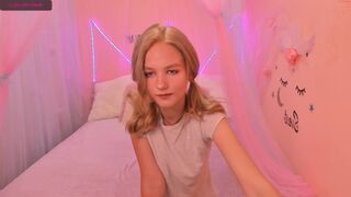 lilit_brayn_ DrГјckt etwas Milch aus den Nippeln