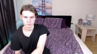 sarah_kurt cute doll gives her pussy a dildo