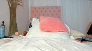 roxy_swt_ the blonde with a beautiful figure is played with fingers