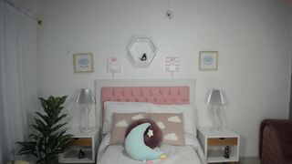 haisha_girl luxurious blonde passionately pulls pussy