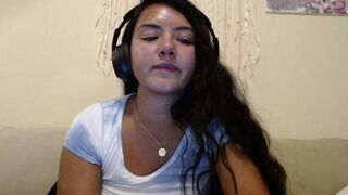 hunnyraexoxo teases in free video show