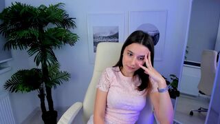 linda_butler close-up rubbing  with a young whore 2022 webcam