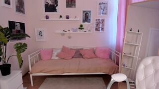 linda_butler skinny bitch jerks pussy with dildo