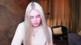 8a8y_nura hot female fucks herself in the anus