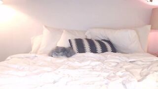 nikiskyler slim web  plays with a pink hole