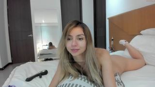 newmollybrooke graceful bitch fucks both holes