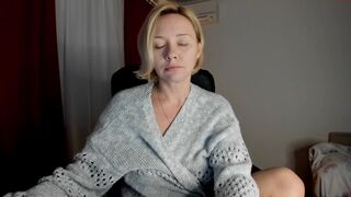colette1w exquisite  cam girl  fucks herself in the vagina