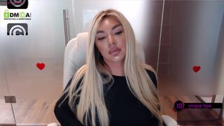 sarahstone_ gorgeous chick fucks cunt with phallus