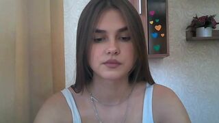 qqlola new naked cam with natural tits