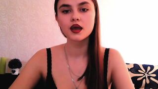 qqlola rubbing  oil show busty a girl