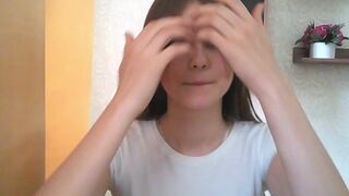 qqlola pretty girl fucks her cap