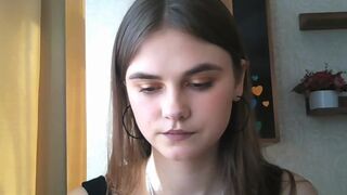 qqlola gorgeous young lady shows off her legs