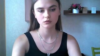 qqlola fisting close-up in a free chat show