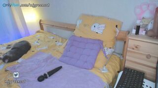 mjgreencat sexy babe strips naked