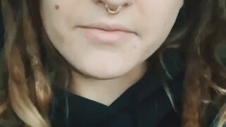 pizzapussypie fucking herself in her pussy