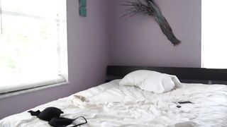 ka8eeowen  aka kateelife showing off her young body